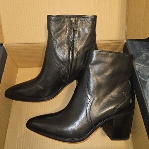 Like New Frye Flynn Short Inside Zip in black size 9.5